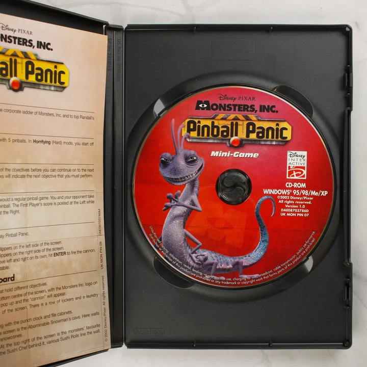 Monsters, Inc. Pinball Panic PC játék nyitott tokja lemezzel Monsters, Inc. Pinball Panic kinyitott műanyag tok a CD-ROM lemezzel és a kézikönyvvel
