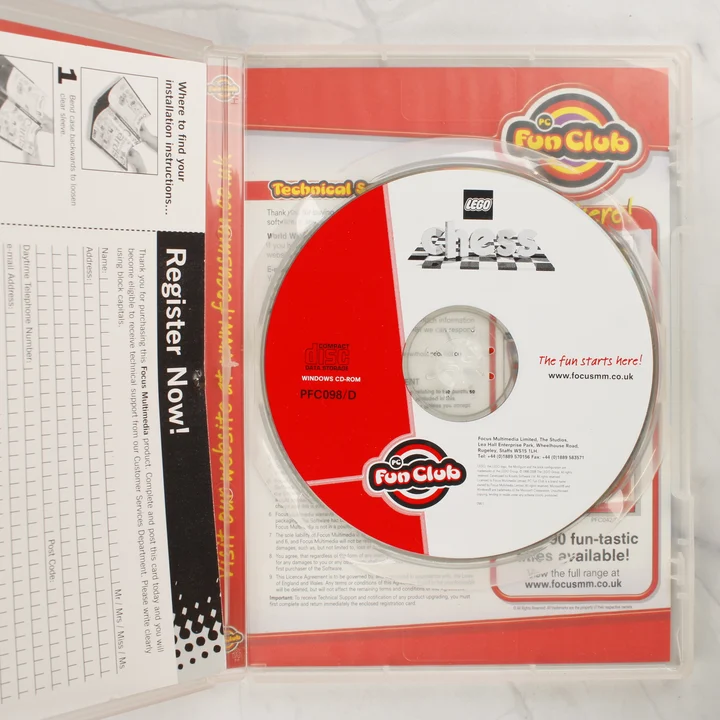Nyitott tok a LEGO Chess PC CD-ROM lemezzel és a kísérő nyomtatványokkal