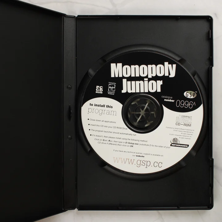 Monopoly Junior CD-ROM lemez a kinyitott műanyag tokban