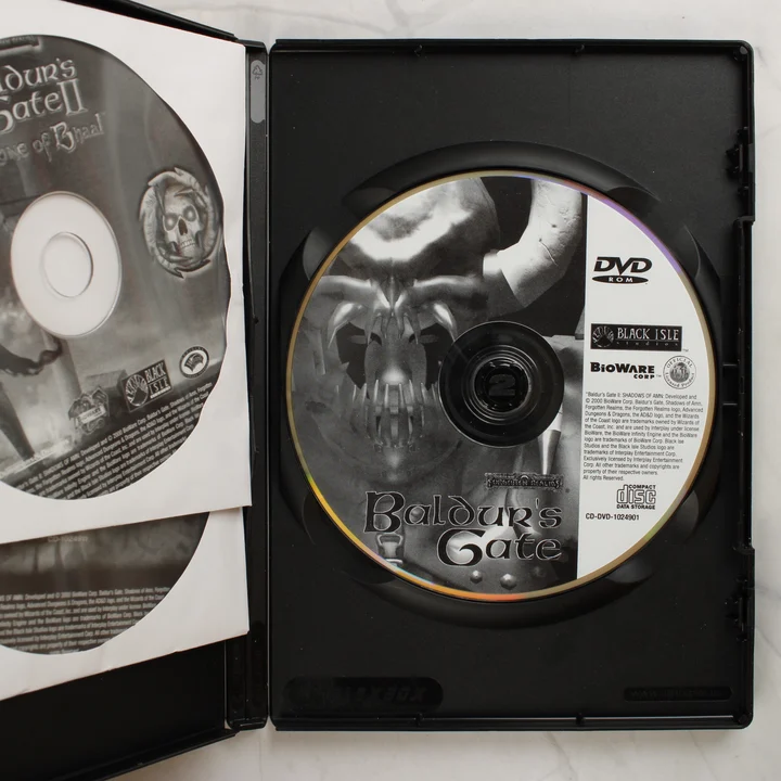 Baldur's Gate 4 in 1 Boxset nyitott tok a lemezzel Baldur's Gate 4 in 1 Boxset nyitott műanyag tokja a lemezzel és tasakokkal