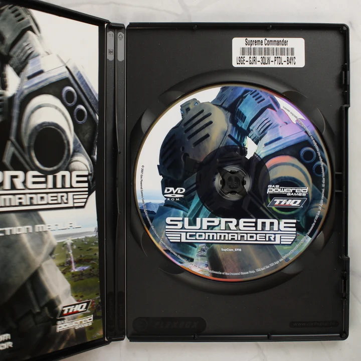 Supreme Commander PC videójáték nyitott tokja lemezzel A Supreme Commander nyitott tokja a DVD lemezzel és a kézikönyvvel