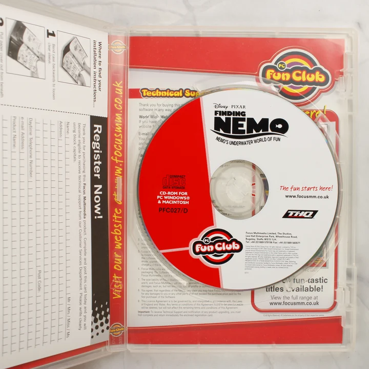 Finding Nemo PC játék lemez és tok belső Kinyitott műanyag tok a Finding Nemo CD-ROM lemezzel és a mellékelt papírokkal