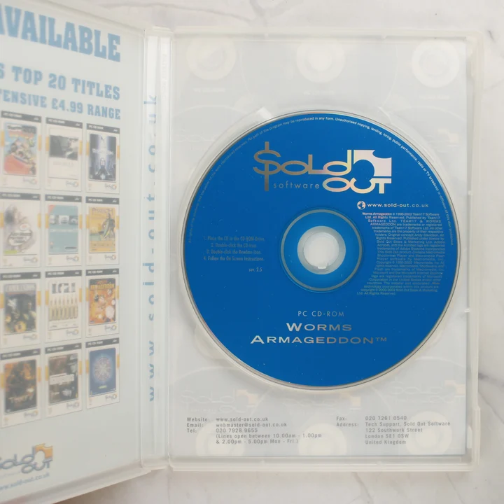 Worms Armageddon PC CD-ROM lemez a tokban A nyitott műanyag tok a kék Worms Armageddon CD-ROM lemezzel