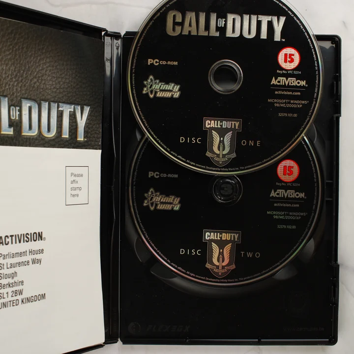 Call of Duty PC videójáték nyitott tokja a két CD lemezzel és a kézikönyvvel