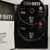 Call of Duty PC videójáték nyitott tokja a két CD lemezzel és a kézikönyvvel