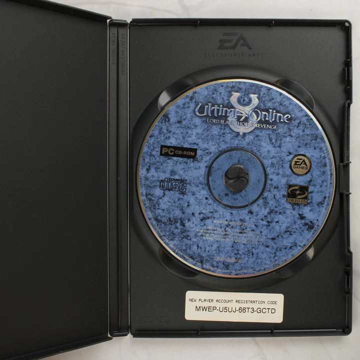 Ultima Online Lord Blackthorns Revenge CD lemez és tok belső Nyitott műanyag tok az Ultima Online CD-ROM lemezzel és a regisztrációs kóddal