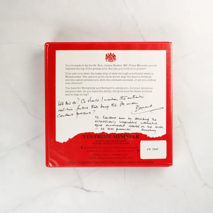 Yes Prime Minister videójáték tokjának hátoldala