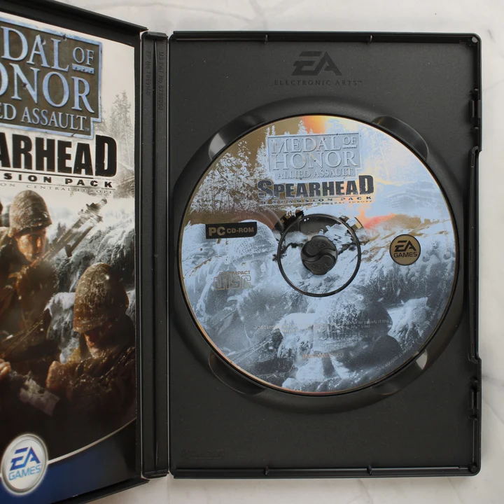 Nyitott tok a Medal of Honor Spearhead CD-ROM lemezzel és a füzettel