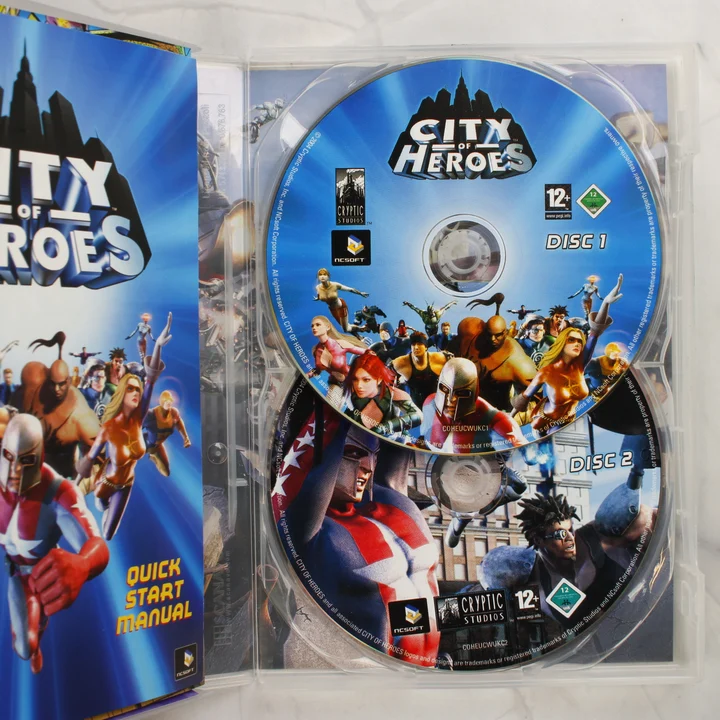 City of Heroes lemezek és kézikönyv Nyitott City of Heroes doboz a két CD-vel és a Quick Start Manual füzettel