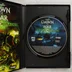 A felnyitott műanyag tok a Warhammer 40,000: Dawn of War - Dark Crusade DVD lemezzel és a kézikönyvvel