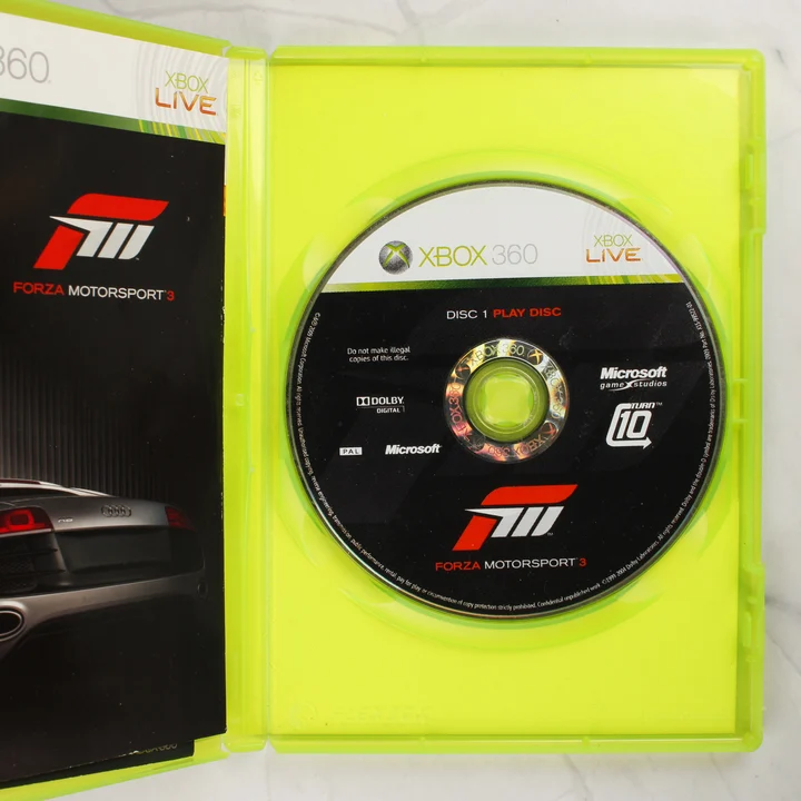 A Forza Motorsport 3 Xbox 360 kinyitott tokja a lemezzel és a füzettel