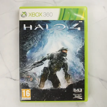 Halo 4 Xbox 360 videójáték tokjának előlapja Master Chief figurájával