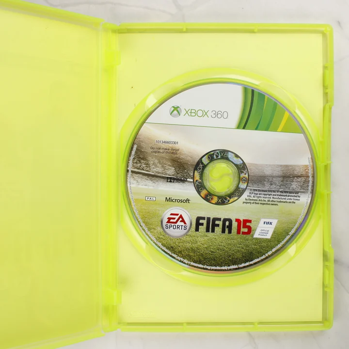 A FIFA 15 Xbox 360 lemez a kinyitott műanyag tokban