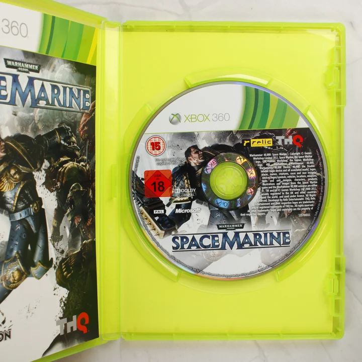 Warhammer 40,000 Space Marine Xbox 360 tok belső lemezzel Nyitott Xbox 360 tok a Warhammer 40,000 Space Marine játéklemezzel és kézikönyvvel