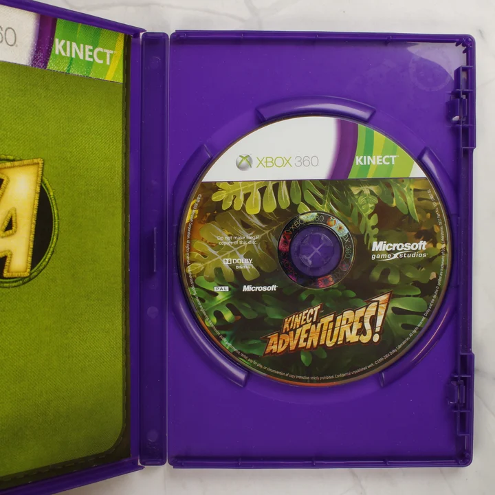 Nyitott lila Xbox 360 tok a Kinect Adventures! játéklemezzel