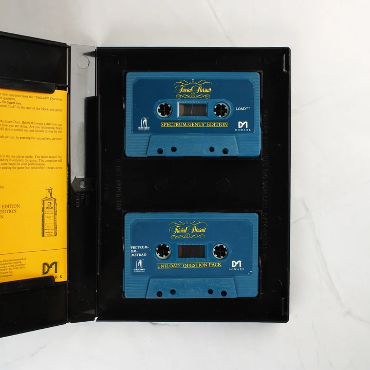 A Trivial Pursuit videójáték nyitott tokja a két kék kazettával