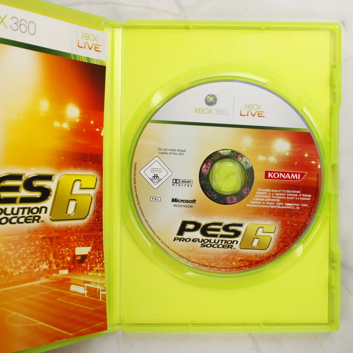 Kinyitott zöld Xbox 360 tok a PES 6 játéklemezzel és kiskönyvvel