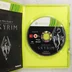 Nyitott Xbox 360 tok a Skyrim lemezzel és a füzettel