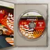 Nyitott Xbox 360 tok benne a Forza Motorsport 2 játéklemezzel és kézikönyvvel