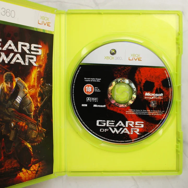 A Gears of War videójáték nyitott tokja a játéklemezzel és a kézikönyvvel