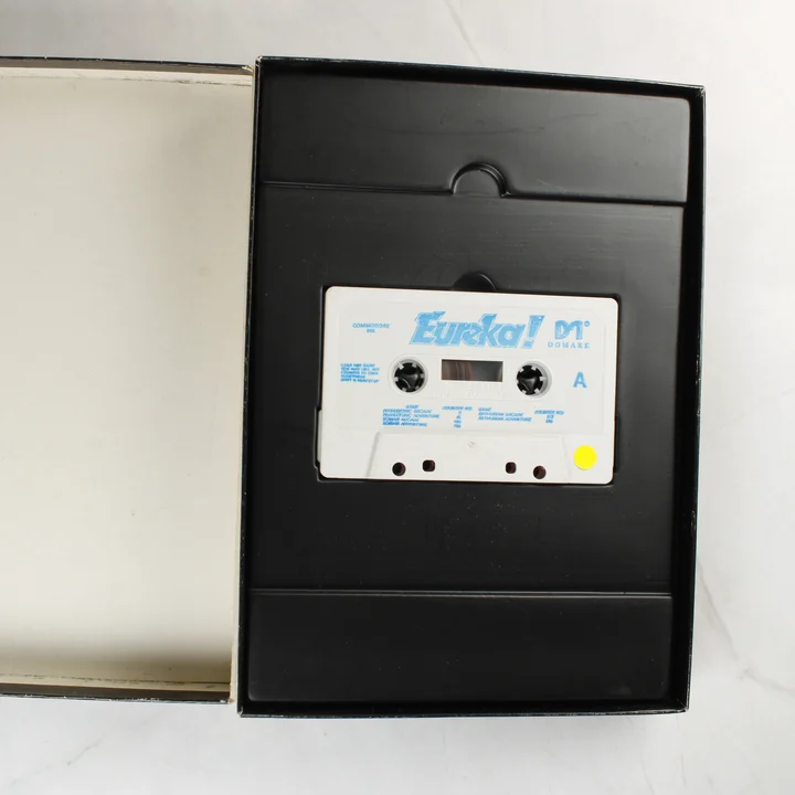 Eureka! Commodore 64 kazetta A fehér Eureka! magnókazetta a fekete műanyag tartóban