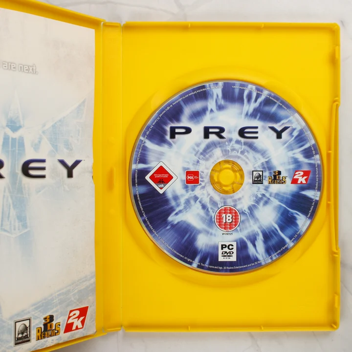 A Prey PC videójáték nyitott sárga tokja és a DVD lemez