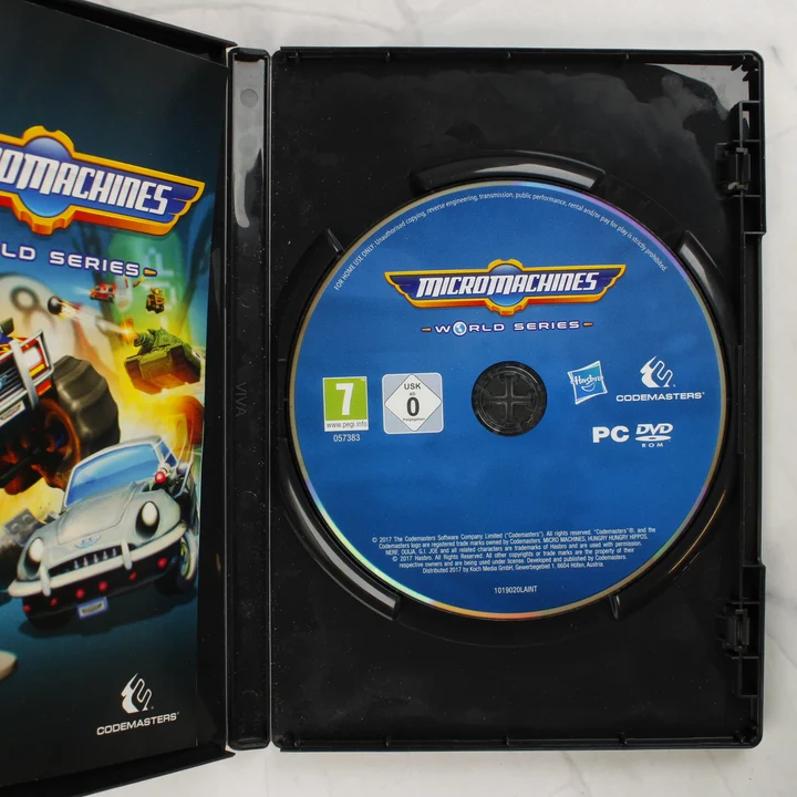 Micro Machines World Series PC tok belső része a lemezzel Micro Machines World Series nyitott műanyag tok a kék DVD lemezzel