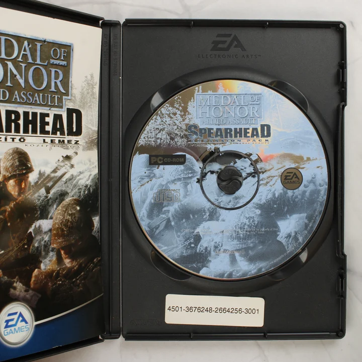 Nyitott Medal of Honor Spearhead PC tok a lemezzel és a kézikönyvvel