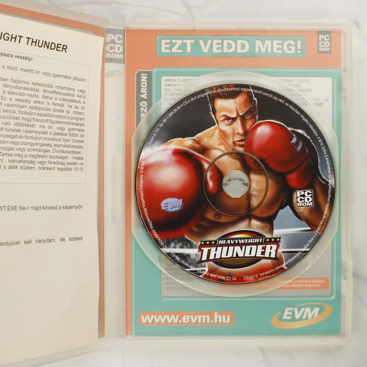 Kinyitott műanyag tok a Heavyweight Thunder CD lemezzel és a magyar nyelvű útmutatóval