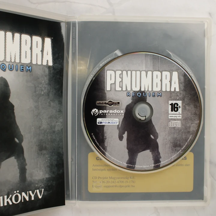 Penumbra: Requiem PC CD lemez és tok belső Nyitott tok a Penumbra: Requiem PC CD lemezzel és a kézikönyvvel