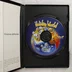 A nyitott műanyag tok a Holiday World CD-ROM lemezzel és a kézikönyvvel