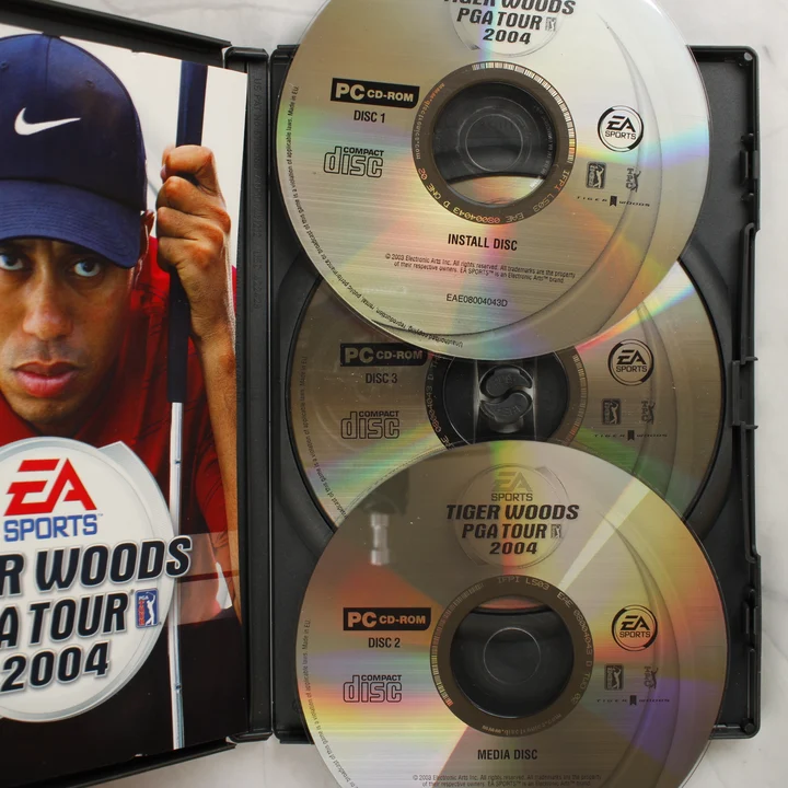 Tiger Woods PGA Tour 2004 nyitott tok a 3 darab PC-CD lemezzel