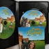 A kinyitott műanyag tok a két PC CD-ROM lemezzel és a kézikönyvvel