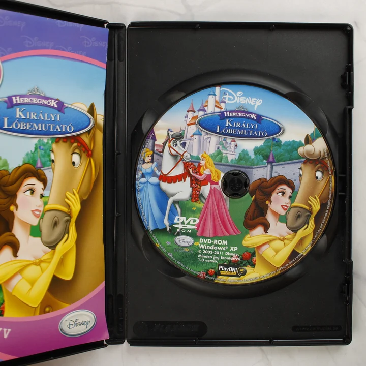 Disney Hercegnök Királyi Lóbemutató PC lemez és kézikönyv Disney Hercegnők Királyi Lóbemutató kinyitott tok, benne a DVD-ROM lemez és a magyar kézikönyv