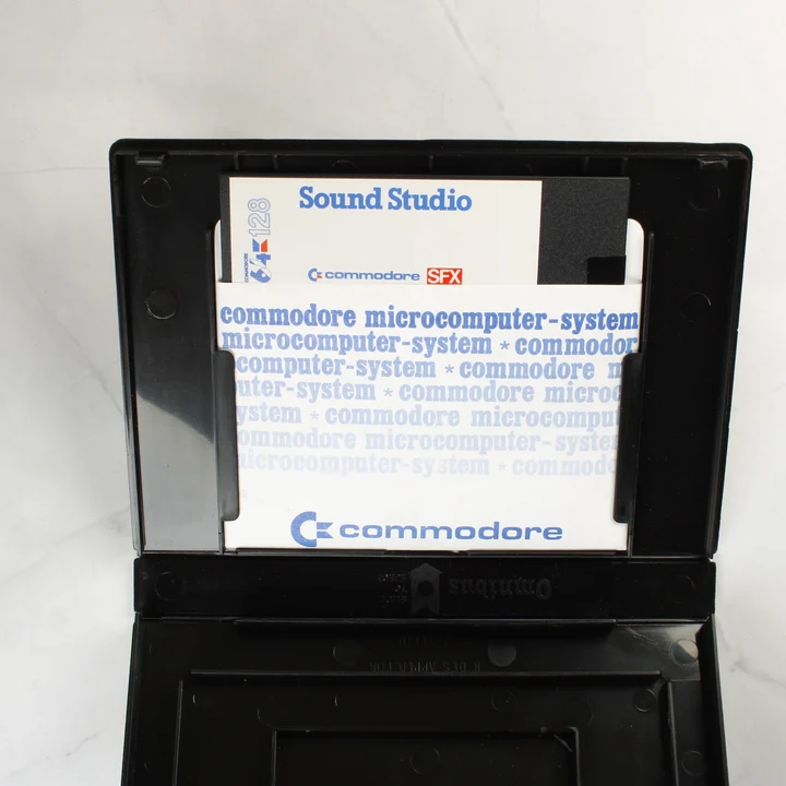 Nyitott tok a Commodore Sound Studio floppy lemezzel
