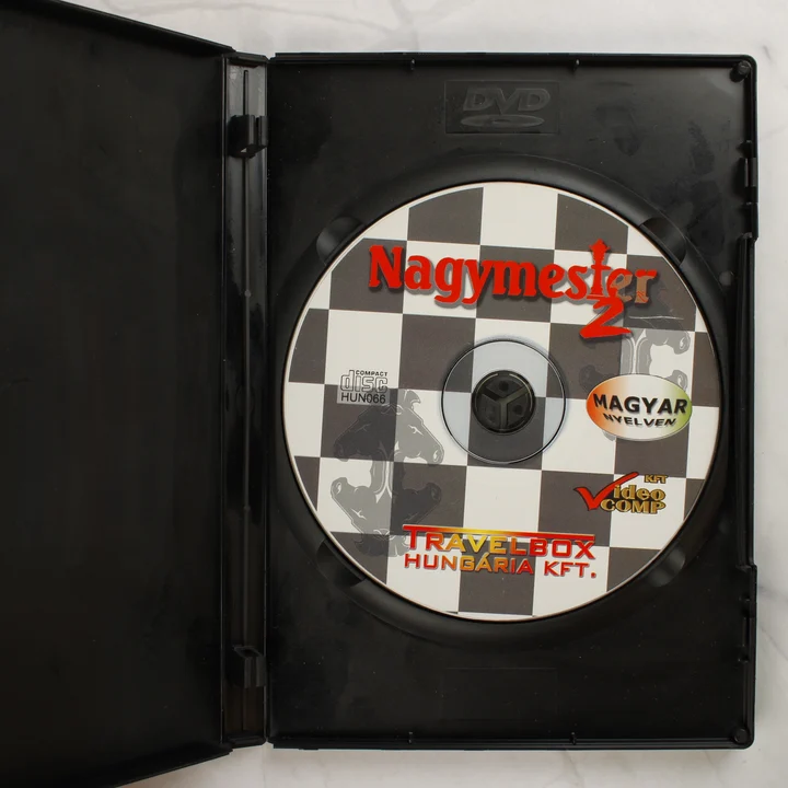 Nagymester 2 kinyitott tok a CD lemezzel Kinyitott műanyag tok a benne lévő Nagymester 2 CD-ROM adathordozóval.