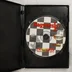 Kinyitott műanyag tok a benne lévő Nagymester 2 CD-ROM adathordozóval.