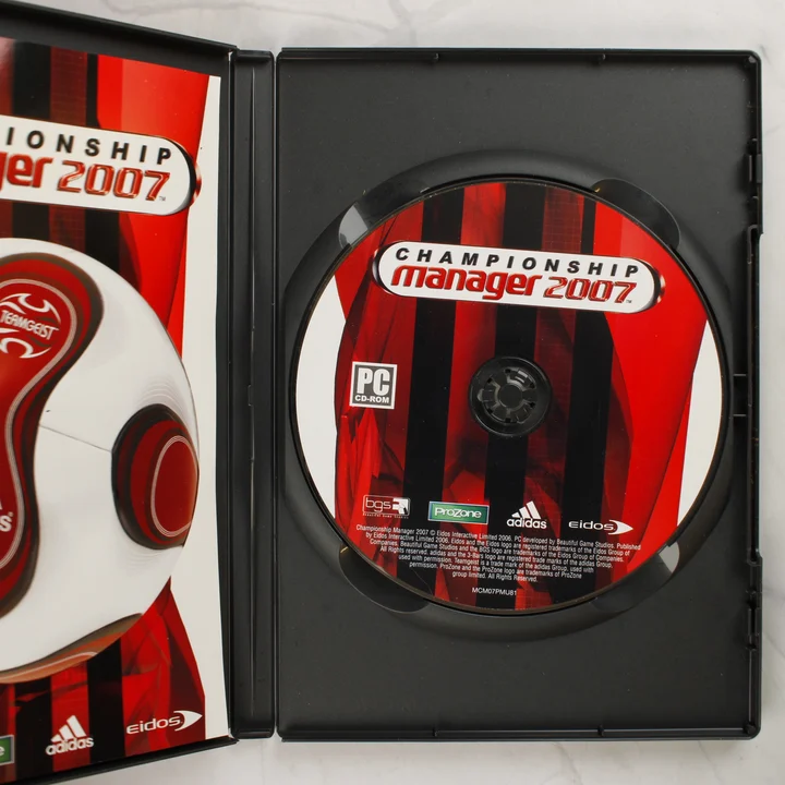 Championship Manager 2007 kinyitott tok és lemez Kinyitott műanyag tok a Championship Manager 2007 PC CD-ROM lemezzel