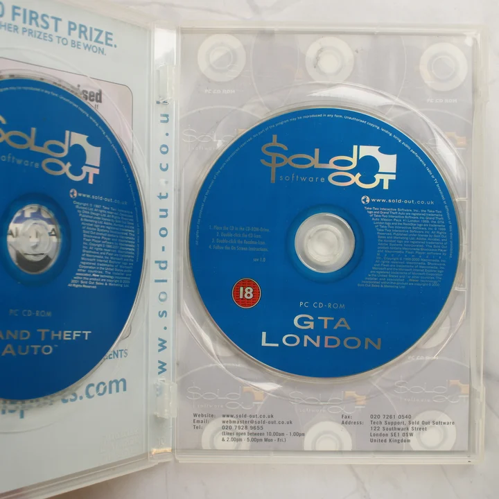 Grand Theft Auto & GTA London PC CD-ROM kinyitott tok lemezekkel Kinyitott műanyag tok a két kék színű Grand Theft Auto PC CD-ROM lemezzel