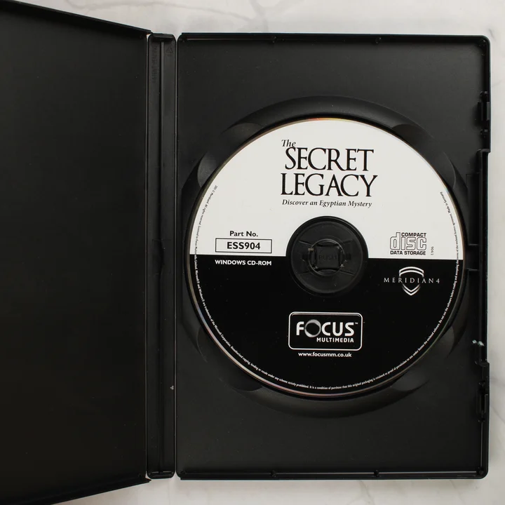 The Secret Legacy PC CD-ROM lemez és tok belseje Nyitott tok a The Secret Legacy PC CD-ROM lemezzel