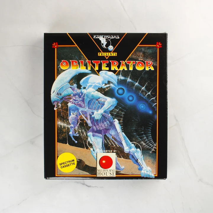 Az Obliterator videójáték dobozának előlapja egy kék idegen lénnyel