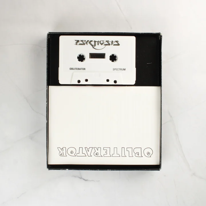 A doboz tartalma: fehér kazetta és kézikönyv