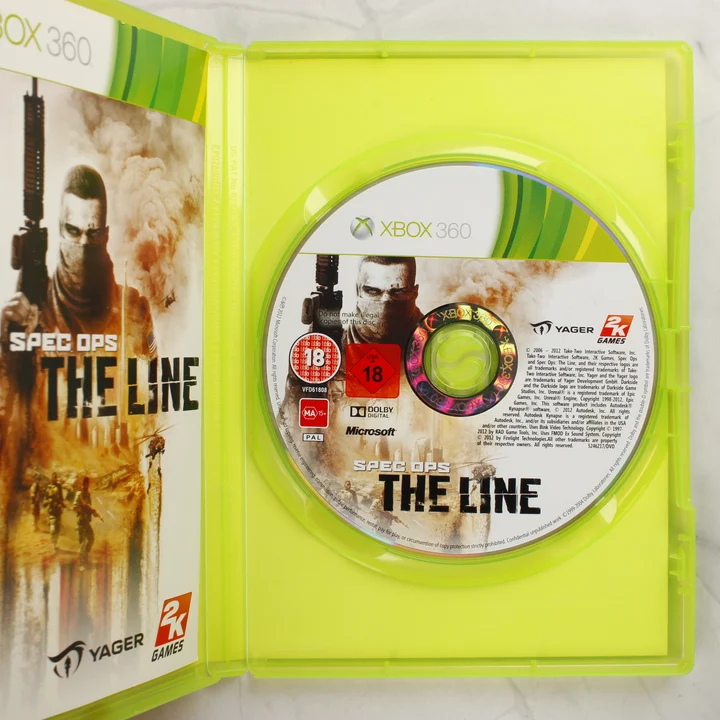 Nyitott Xbox 360 tok a Spec Ops: The Line lemezzel és füzettel
