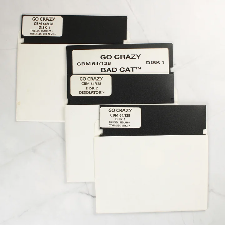 Három darab 5,25 colos floppy lemez papírtokban a Go Crazy játékokkal