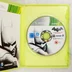 Nyitott Xbox 360 tok a Batman: Arkham City lemezzel és a kézikönyvvel