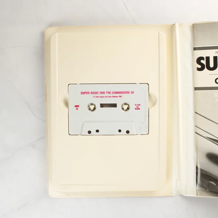 Super Basic C64 Kazetta A nyitott tokban lévő szürke szoftverkazetta