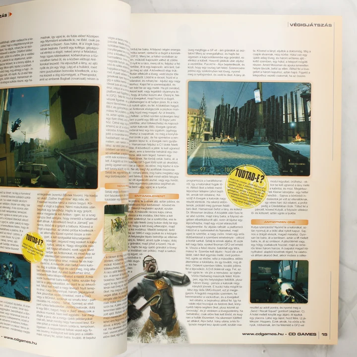 A CD Games magazin nyitott oldalai a Half-Life 2 végigjátszással