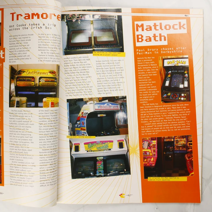 Retro Gamer magazin nyitott oldalai játékgépekről szóló képekkel és szöveggel