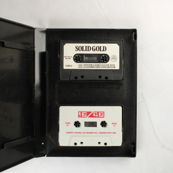 Nyitott tok két magnókazettával a Solid Gold válogatáshoz