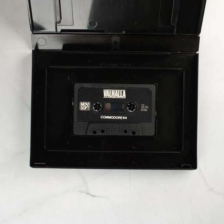Valhalla C64 kazetta Valhalla videójáték kazetta a nyitott tokban